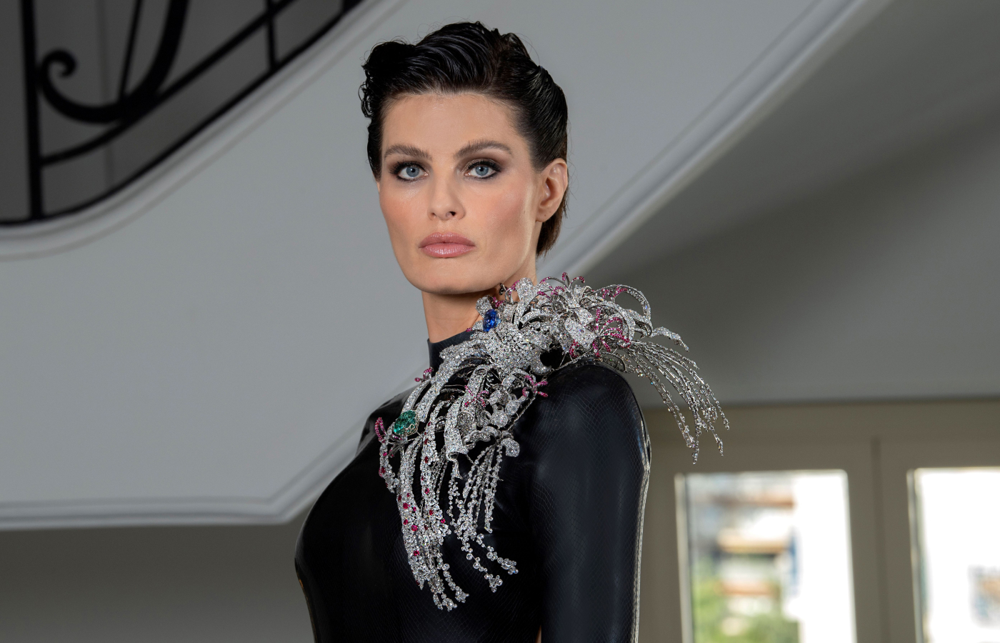 Isabeli Fontana wearing the Elsa Jin Fireworks shoulder brooch at the Cannes Film Festival with a 50.14-carat Ceylon sapphire and a Paraiba tourmaline of 61.29 carats