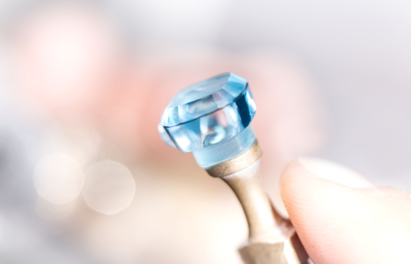  Quality control of a London Blue Topaz for a Nudo ring design