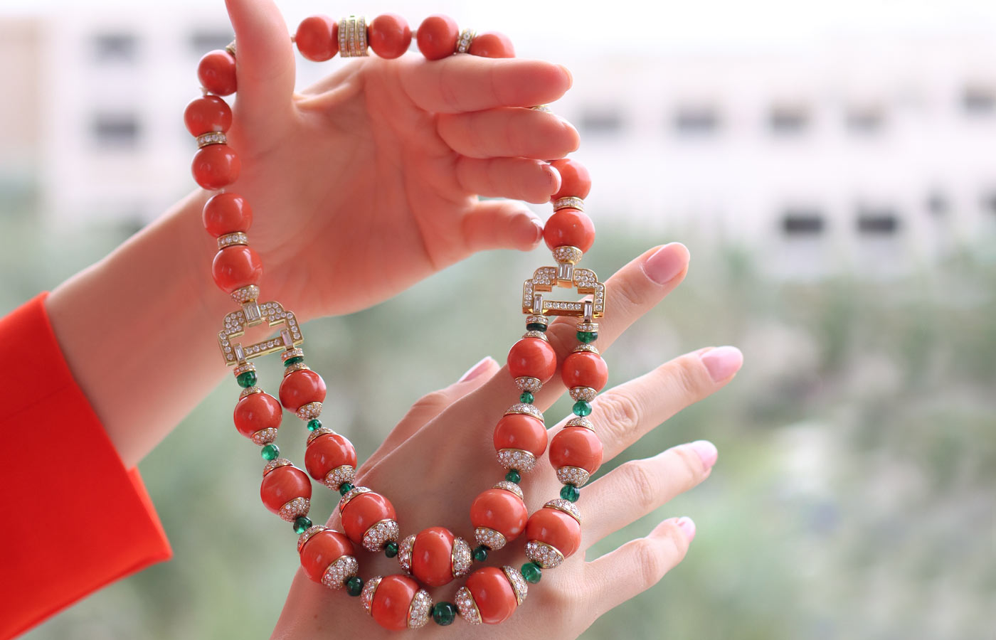 Veschetti necklace with coral beads, emerald beads and diamonds in gold 