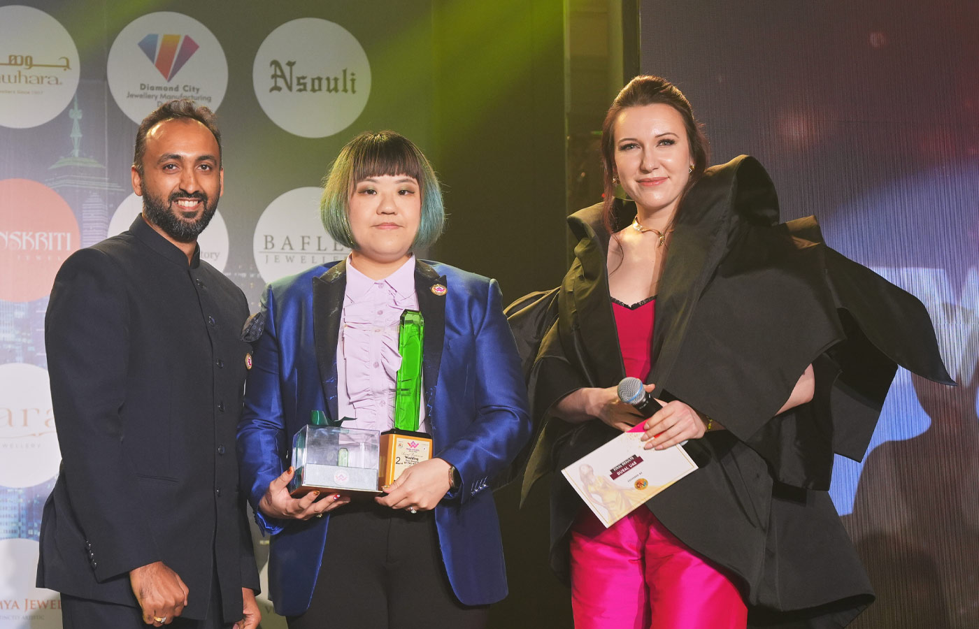  Katerina Perez presents an award at the WADA, The World Jewellery Design Competition 2022/23 ceremony in Dubai