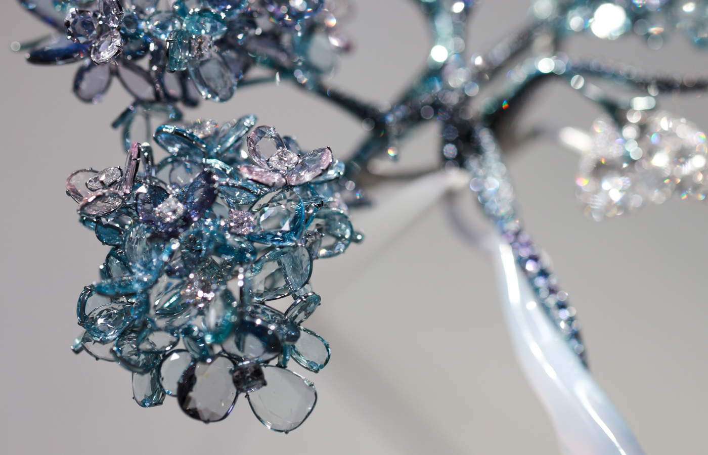  Double rose-cut gemstones erupt from the jewel thanks to the 'Standing Mounting' setting technique, presented here in the Feng J Libellule de l’Opéra Garnier brooch