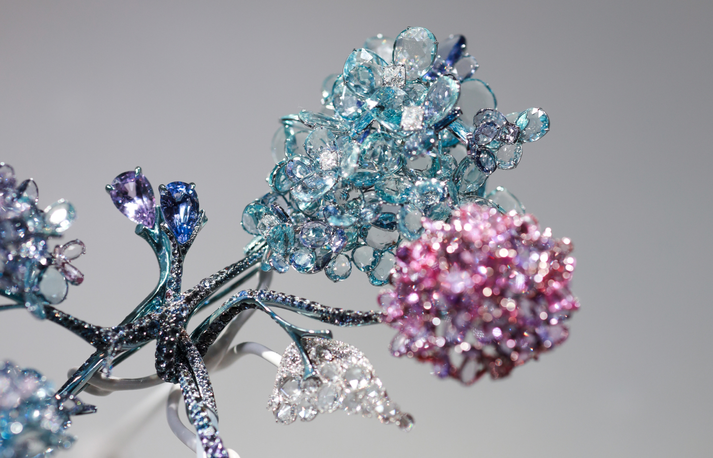  A closer look at the 'Standing Mounting' setting innovation in the Feng J Libellule de l’Opéra Garnier brooch