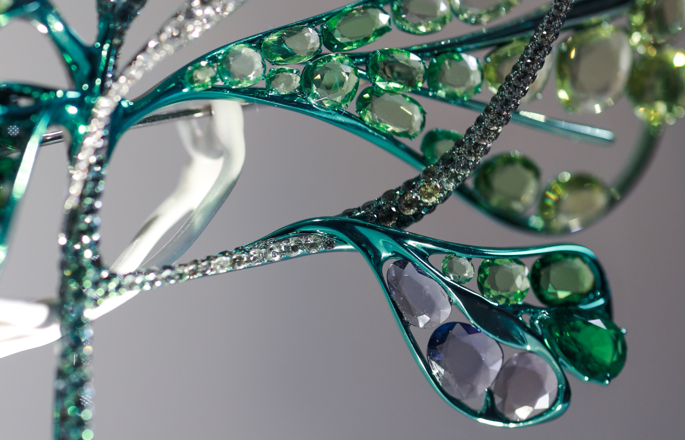  The ‘colourful grey’ double rose-cut spinels in the Feng J Je Suis La Brise brooch
