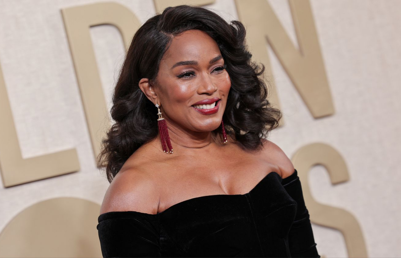  Angela Bassett wears a pair of ruby and diamond tassel earrings by Lagos Jewellery to the Golden Globe Awards 2024