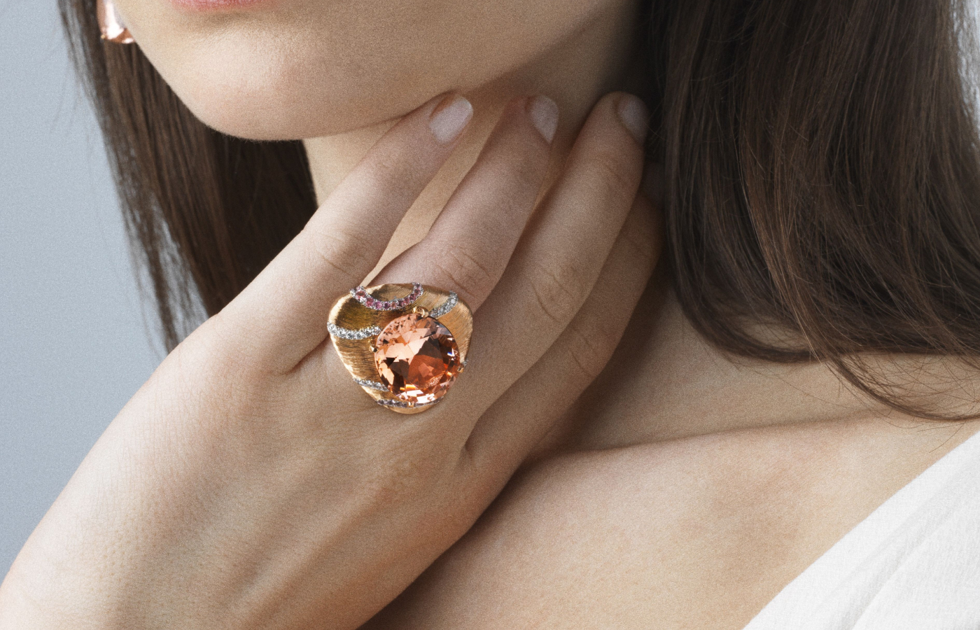  Model wearing a high jewellery ring from the Chaumet Ondes et Merveilles  collection in gold, morganite and diamond