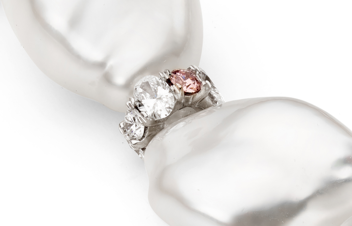  Extra details in the Iluka necklace by Matthew Ely including colourless and Argyle pink diamond-set rondels between the rare South Sea Keshi pearls 