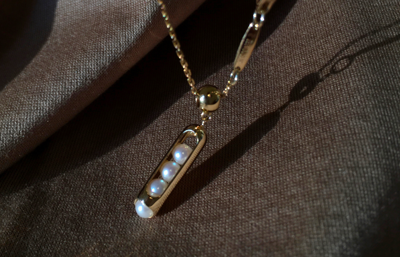 Zeemou Zeng Melody pendant necklace in 18k yellow gold with Akoya pearls 