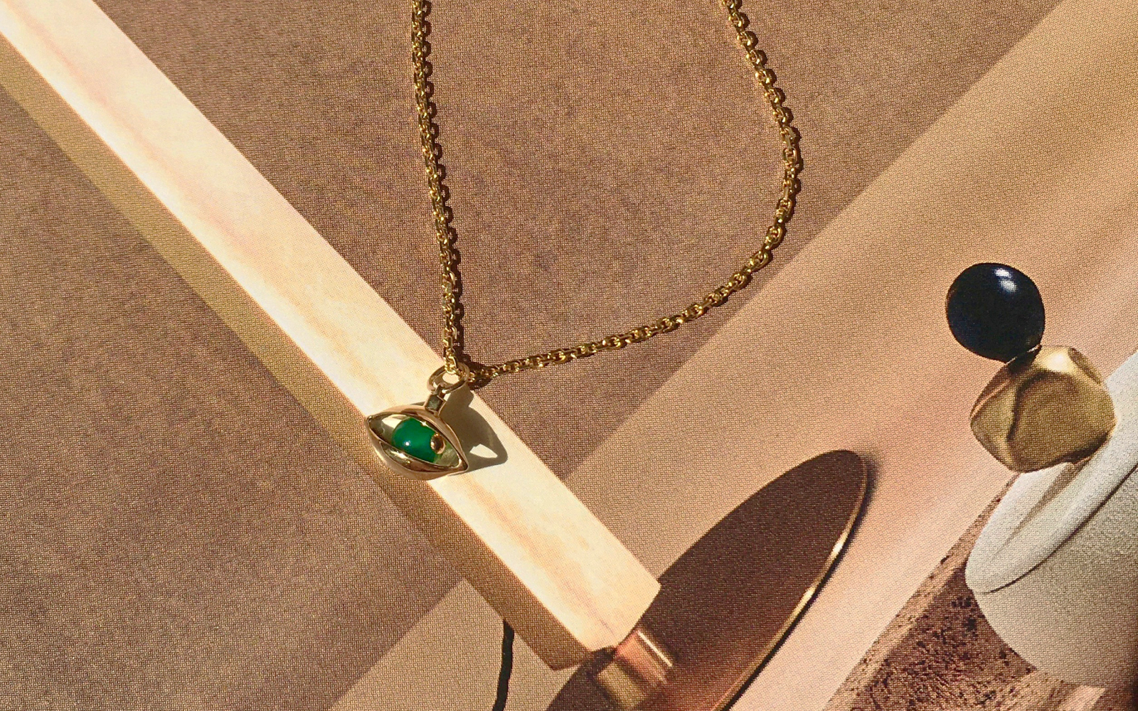 Zeemou Zeng Mini Eye unisex pendant necklace in 18k yellow gold with green chalcedony