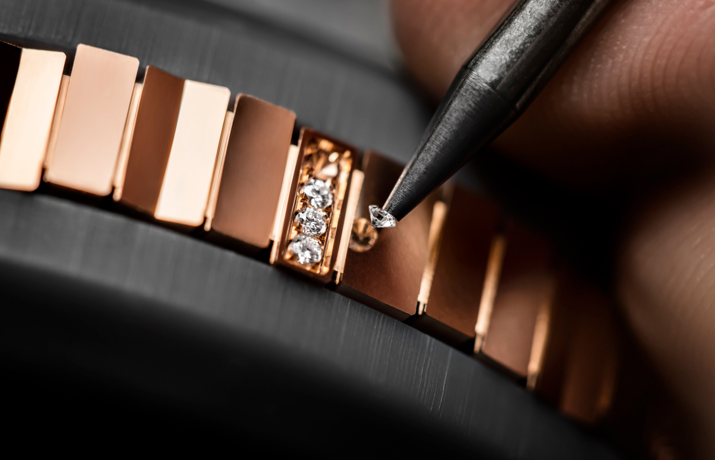  Making or Dior Joaillerie bracelet in rose gold and diamond from the Gem Dior collection