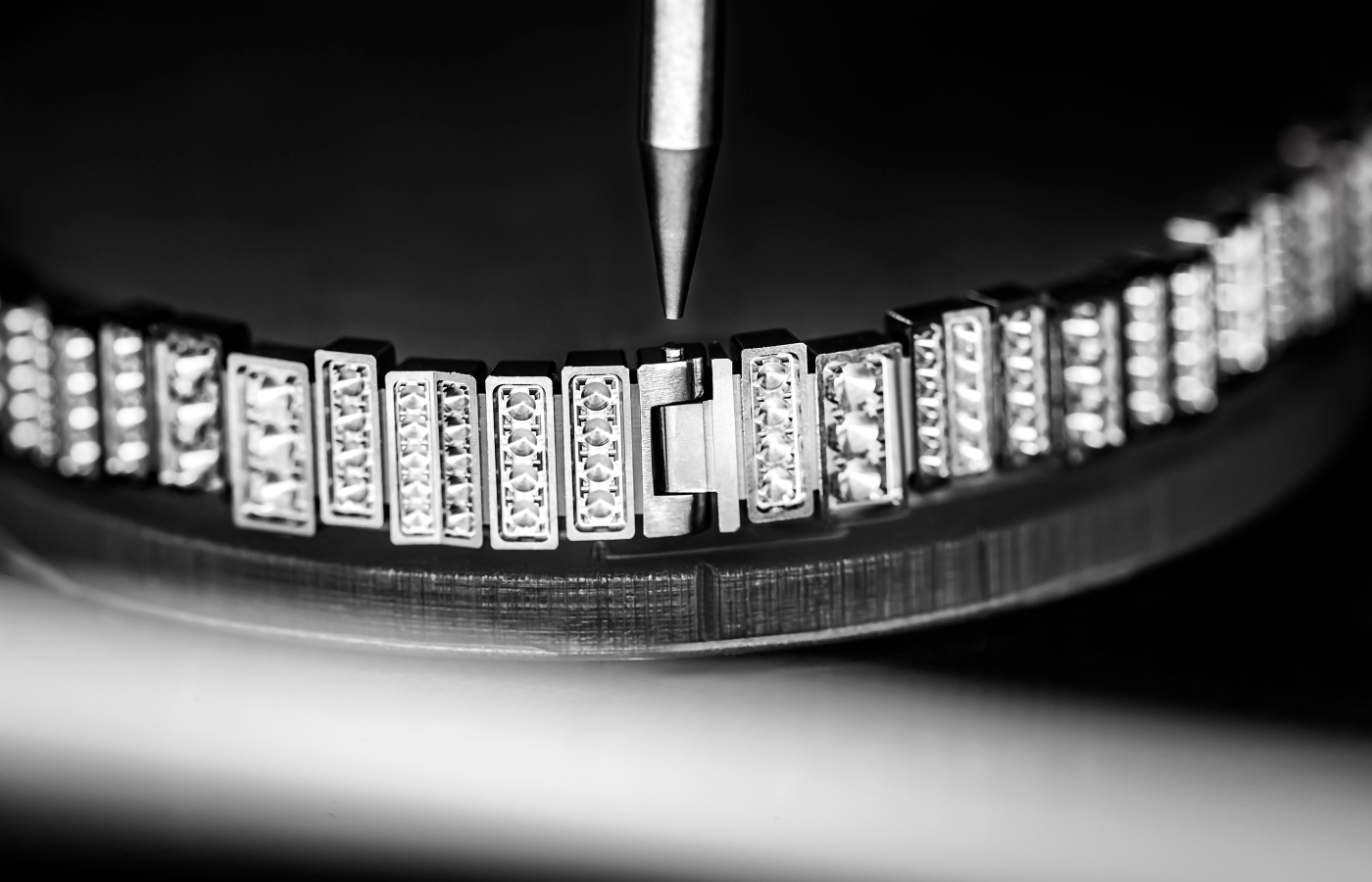  Making of Dior Joaillerie bracelet in white gold and diamond from the Gem Dior collection