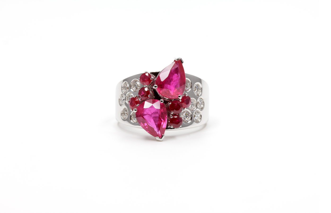  The Unique Show participant Maddalena di Stefano will showcase its fine jewellery creations, such as this 4.33 carat pear-cut ruby ring with round brilliant-cut rubies and diamonds in 18k white gold, at Luxury St Moritz in February 2024