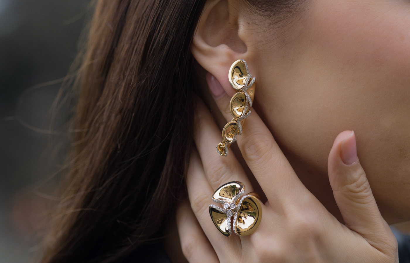  Earrings and a matching ring in diamond-set 18k yellow gold from the FerriFirenze Ninfea collection 