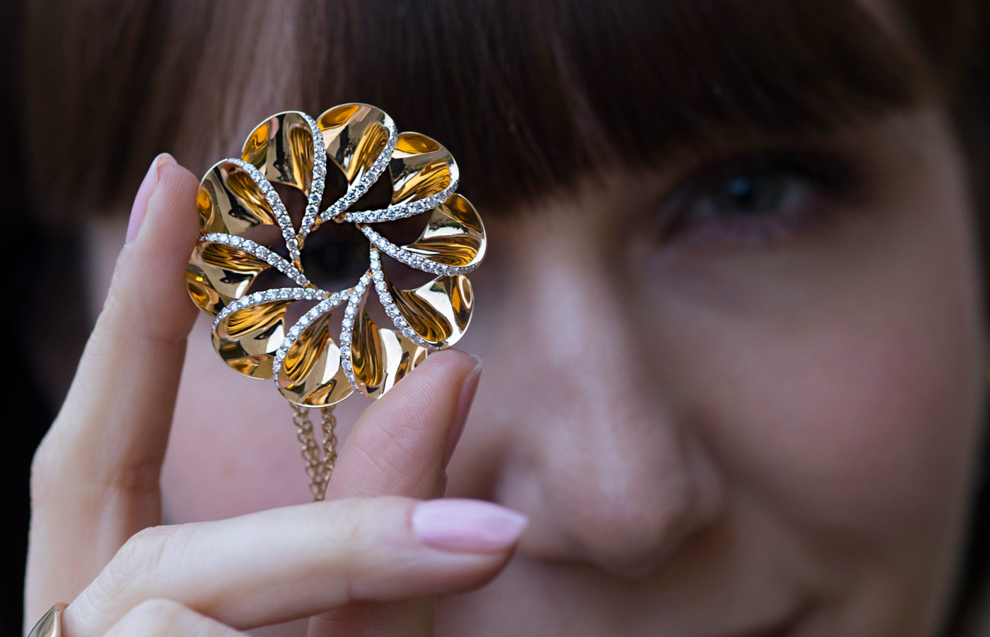  Katerina Perez showcases the FerriFirenze Elica necklace with round brilliant-cut diamonds in 18k yellow gold  