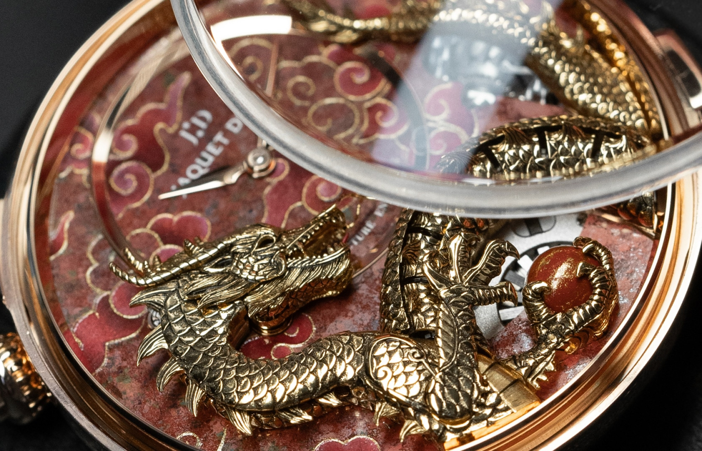  The dial features a hand-carved dragon made of gold