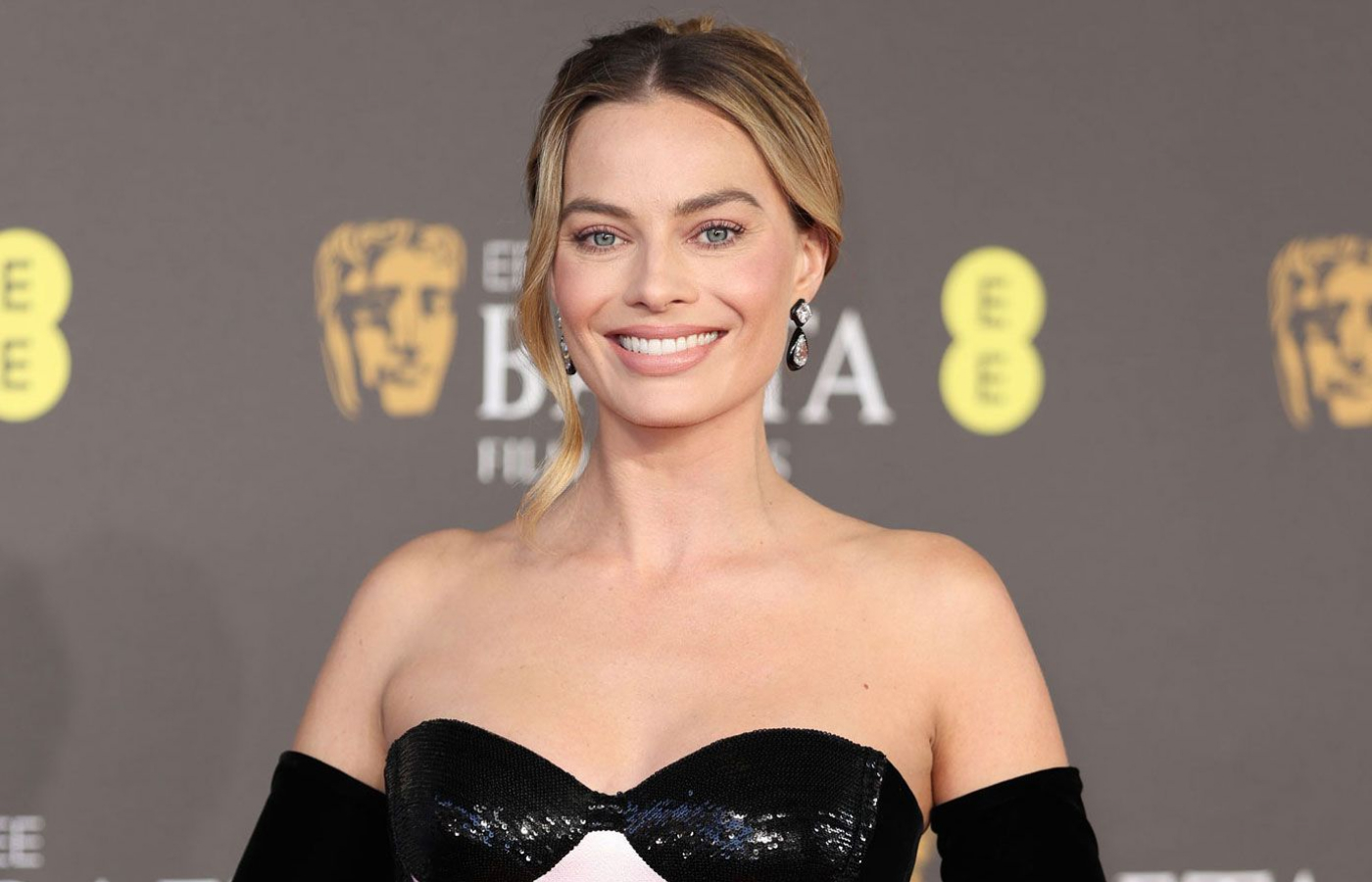  Margot Robbie in diamond and enamel earrings by Lorraine Schwartz