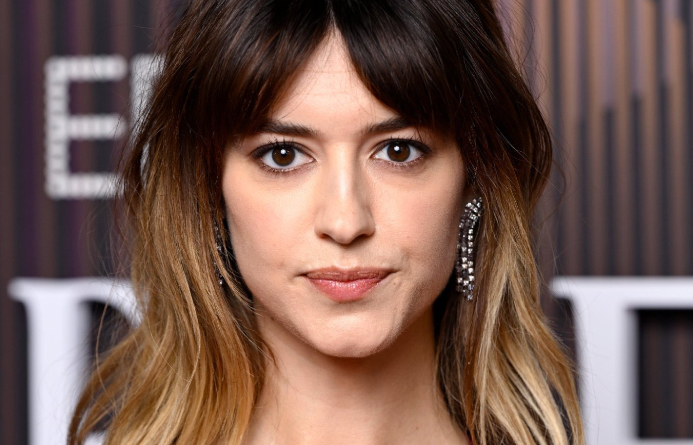  Daisy Edgar-Jones in gold, sapphire, pink diamond beads, and diamond earrings by Cartier