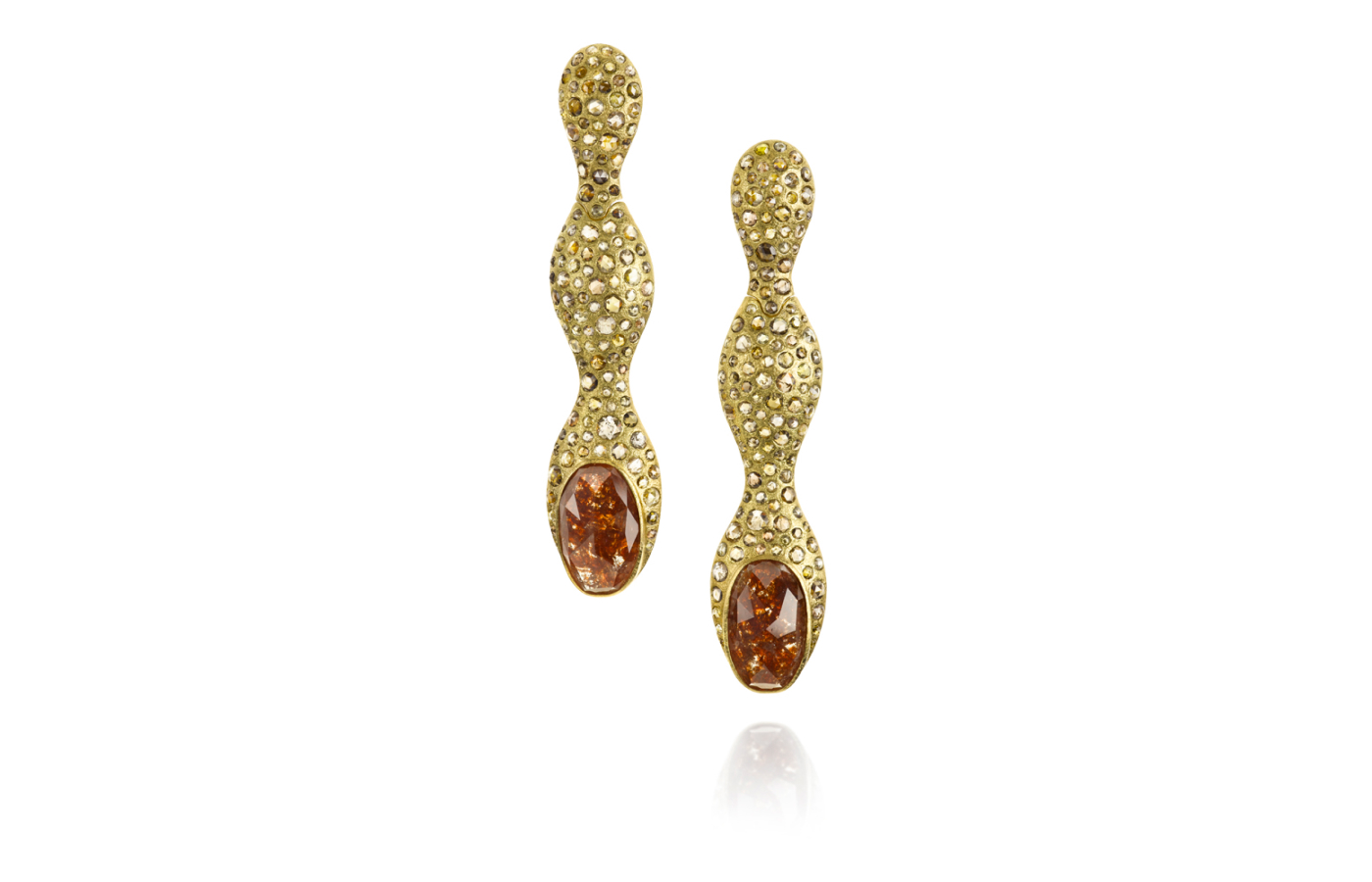  A closer look at a pair of Todd Reed earrings in 18k yellow gold with burgundy fancy-cut diamonds of 19.87 carats and brown/cognac rose-cut diamonds of 14.99 carats
