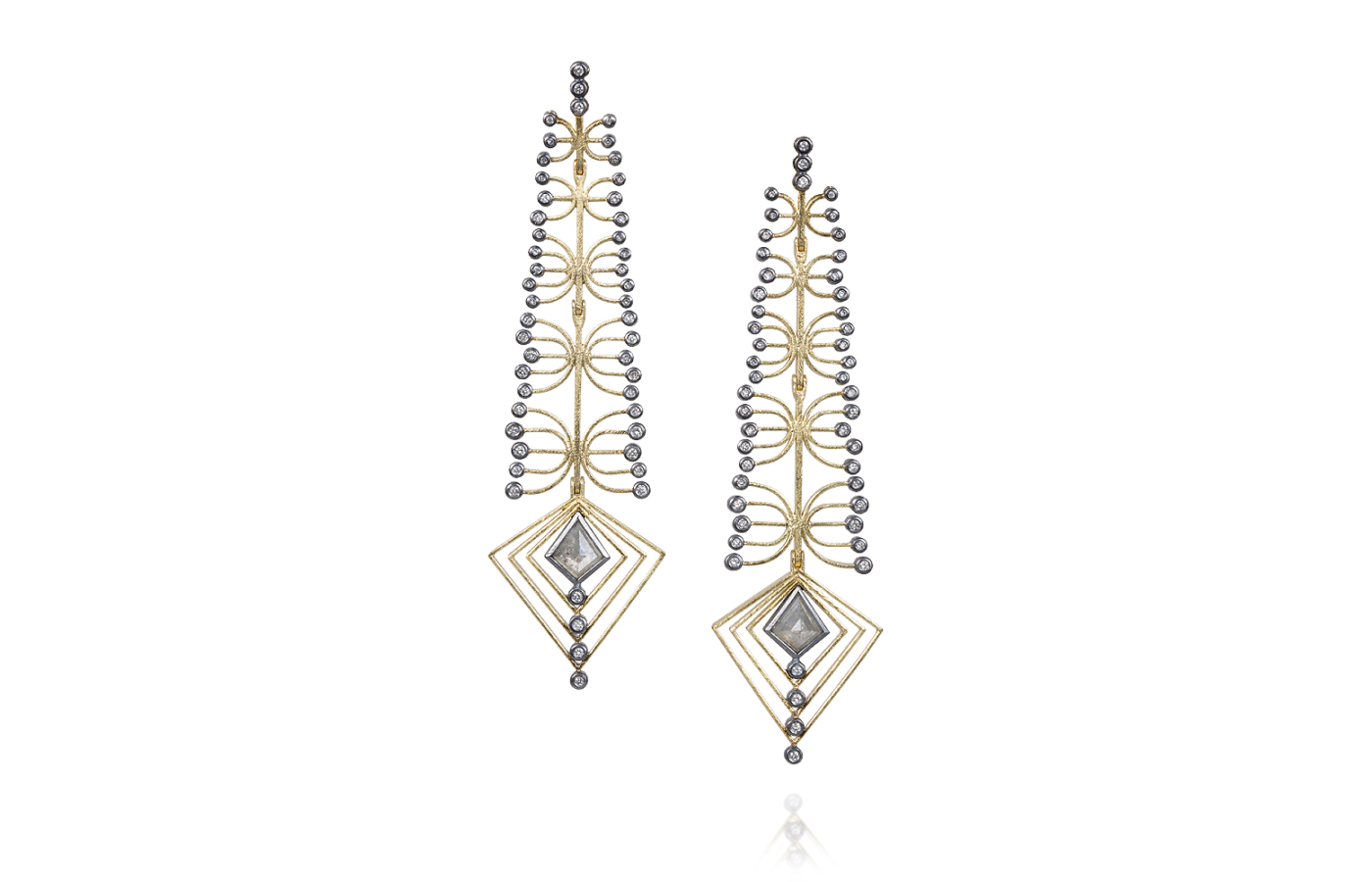  Todd Reed earrings in 18k yellow gold and patinated sterling silver with 1.64 carats of fancy-cut diamonds and white brilliant-cut diamonds 