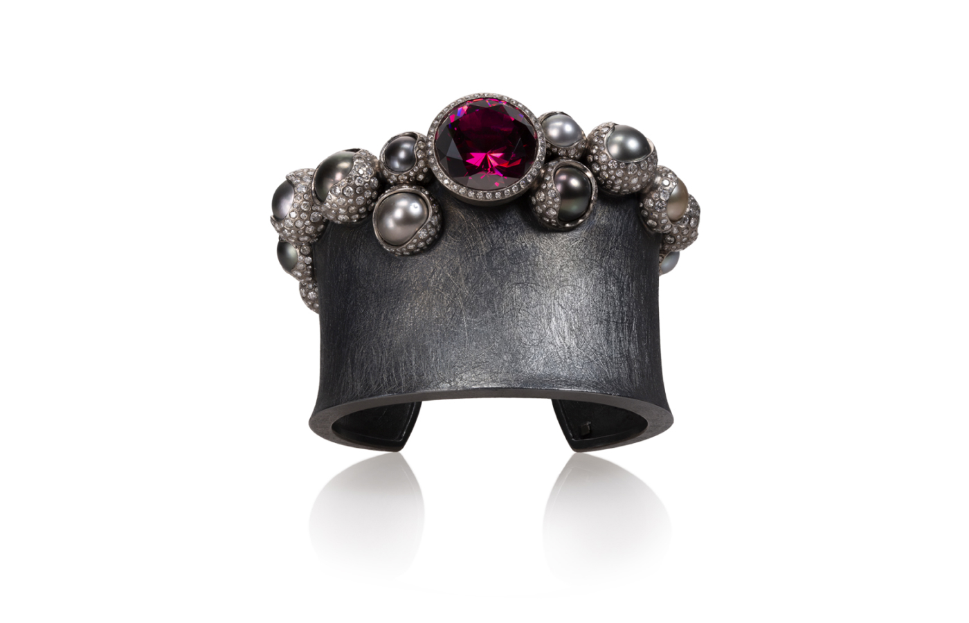  Todd Reed cuff bracelet in palladium and patinated sterling silver with a 24.97 carat garnet, white brilliant cut diamonds of 9.52 carats and Tahitian pearls 