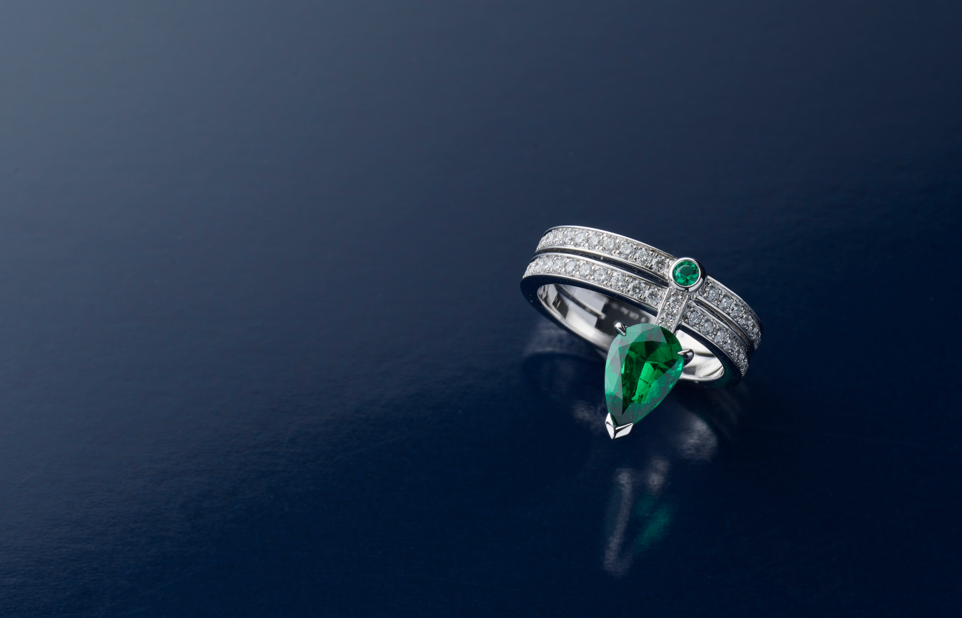  Repossi Serti Sur Vide ring in white gold, emerald and diamond from the 10 Year Anniversary collection