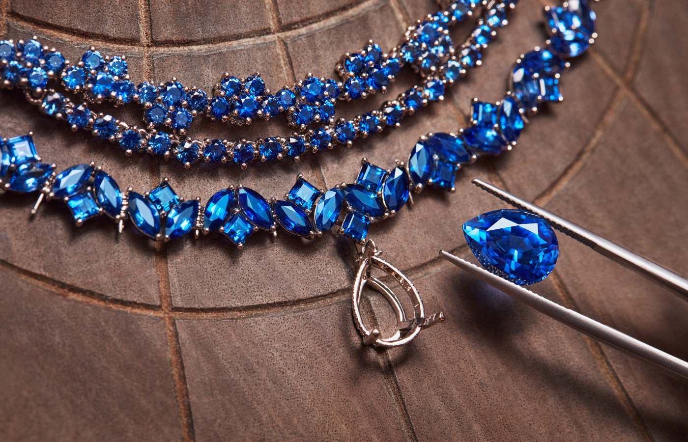  Setting the 7.57-ct pear-shaped sapphire into the Dior Delicat high jewellery necklace by Dior Joaillerie 
