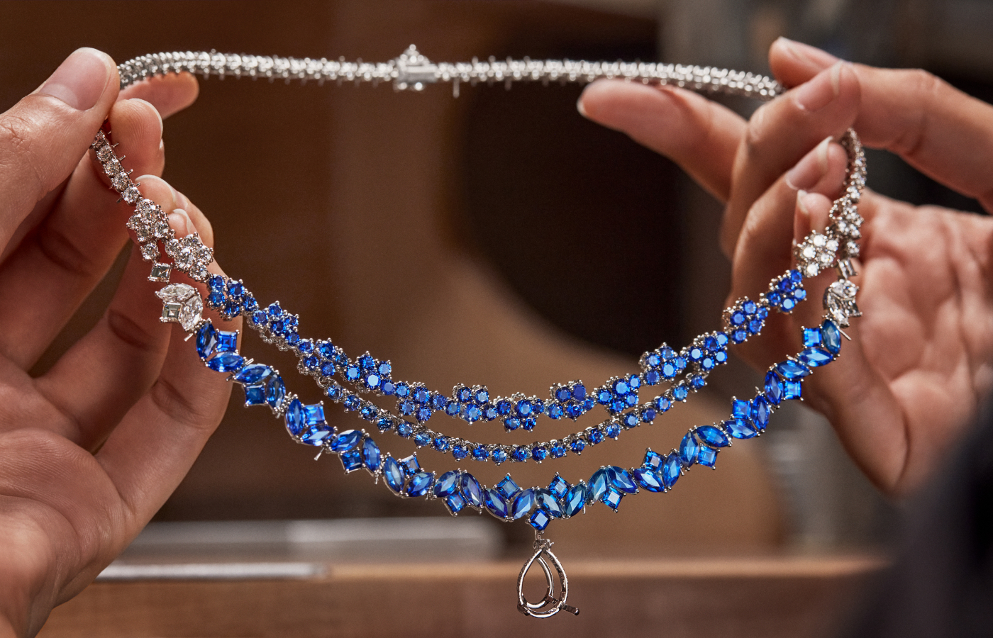  Dior Delicat high jewellery necklace white gold, sapphire and diamond, featuring a 7.57-ct pear-shaped sapphire by Dior Joaillerie 