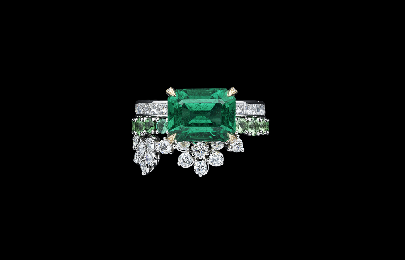  Dior Delicat high jewellery ring in gold, white gold, emerald and diamond by Dior Joaillerie