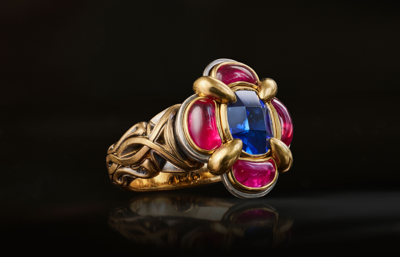 Otto Jakob will present this Huon ring with a cornflower blue sapphire and quatrefoil of ruby cabochons, set in yellow gold and oxidized white gold, at TEFAF Maastricht in March 2024