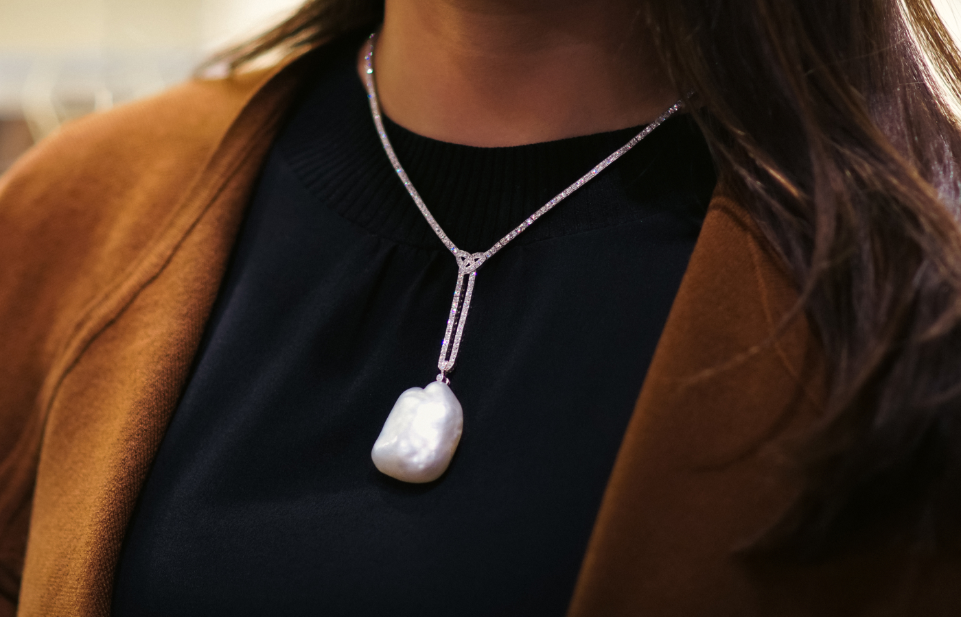 This rare blister pearl necklace set in platinum and decorated with diamonds will be presented by A La Vieille Russie at TEFAF Maastricht in March 2024