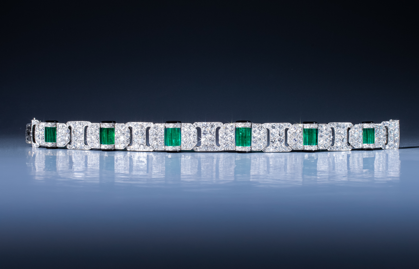  A Chaumet Art Deco bracelet set with six baton-shaped emeralds for 14.67 carats, old European-cut diamonds, single-cut diamonds and black enamel set in platinum and white gold, presented by Epoque Fine Jewels at TEFAF Maastricht in March 2024