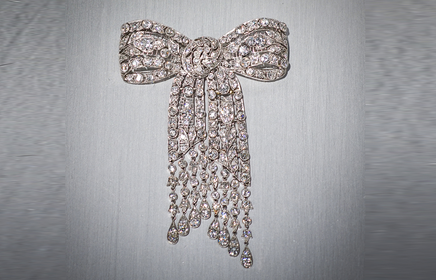  A La Vieille Russie will showcase this Belle Époque articulated diamond bow brooch in platinum at TEFAF Maastricht in March 2024