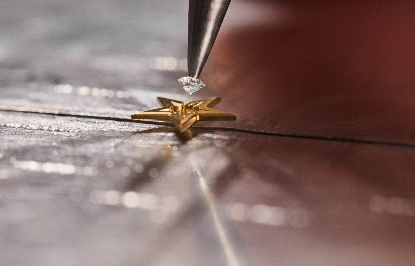  Setting the diamond in the shooting star of the Dior Grand Soir Automate Etoile de Monsieur Dior watch