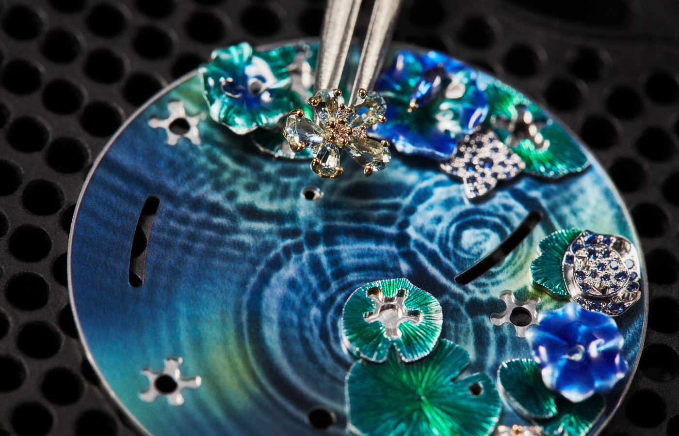  Setting of a gemstone flower onto the dial surface of the Dior Grand Soir Automate Miroir d’Eau watch model