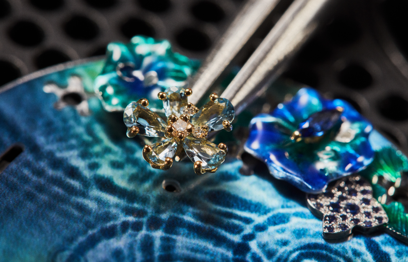  Each of the of the Dior Grand Soir Automate Miroir d’Eau watch models feature one of a kind gems set into unique floral patterns