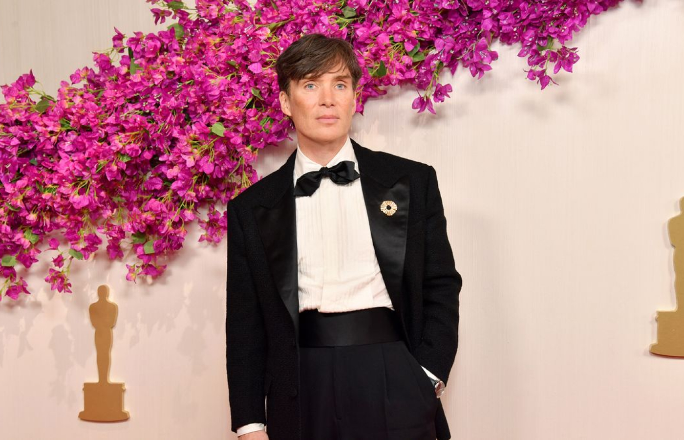  Cillian Murphy wore a custom Sauvereign HS14 Gem brooch in 18k yellow gold designed by Bertrand Mak to the 2024 Oscars ceremony 