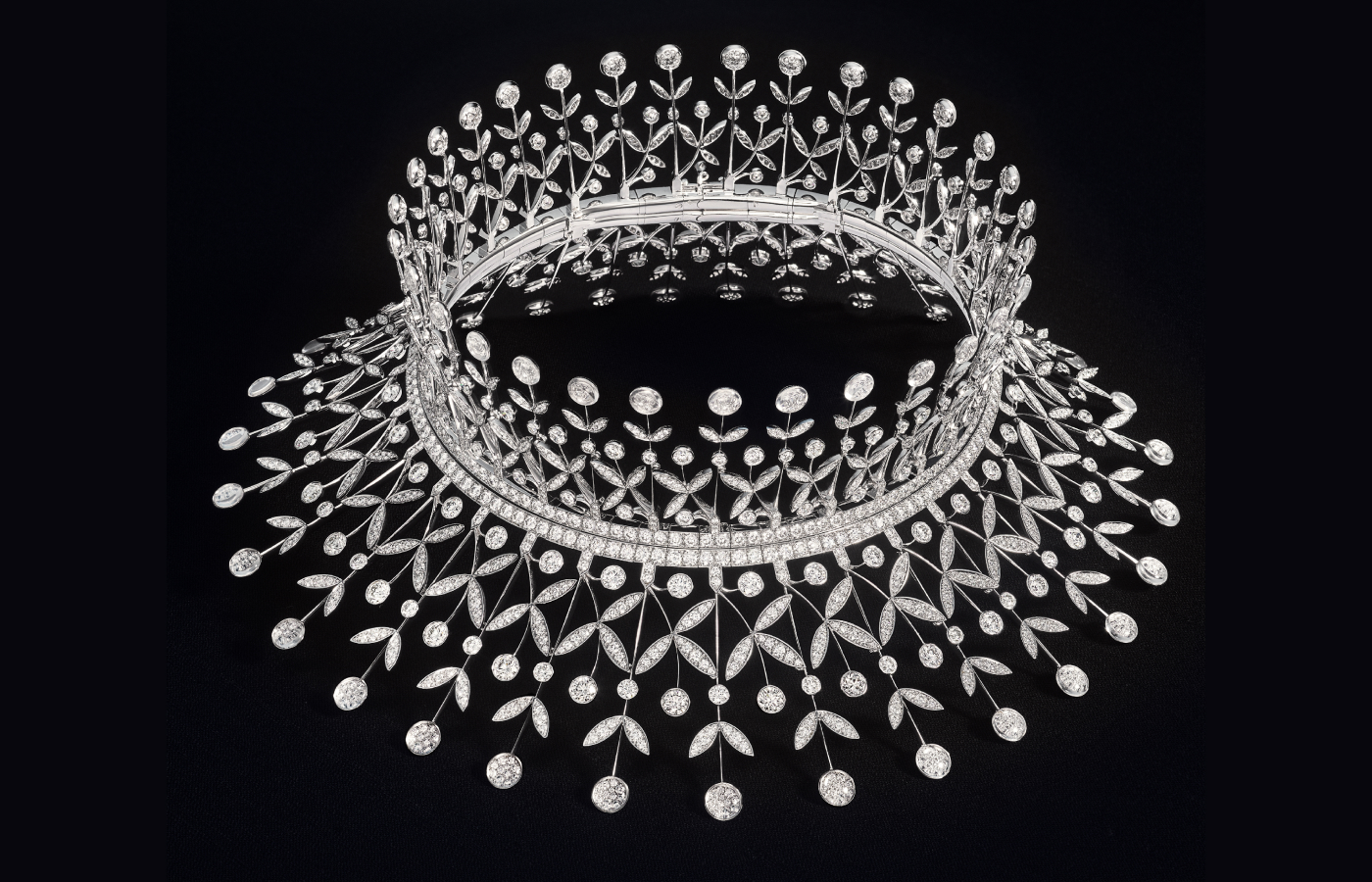 Boucheron Col complete necklace paved with diamonds and rock crystal in 18k white gold, from the Histoire de Style The Power of Couture High Jewellery Collection