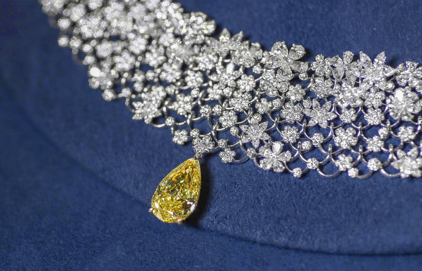  Dior Delicat high jewellery necklace in gold, white gold, white diamonds and yellow diamond by Dior Joaillerie 