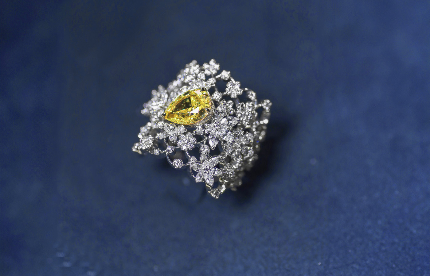  Dior Delicat high jewellery ring in gold, white gold, white diamonds and yellow diamond by Dior Joaillerie