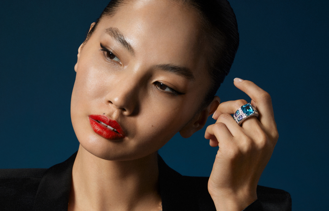 A model wears a Bucherer Fine Jewellery ring with an octagonal blue zircon, baguette-cut zircons, tanzanites and 152 brilliant-cut diamonds from the Manhattan High Jewellery collection 