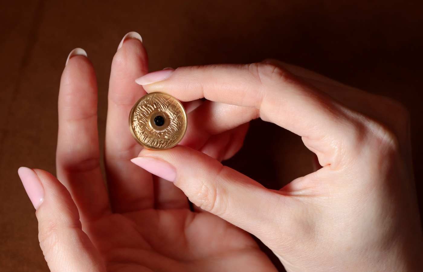 A closer look at the engraved details in the WITR Mona Lisa iris print jewels, which are captured in 18k yellow gold  