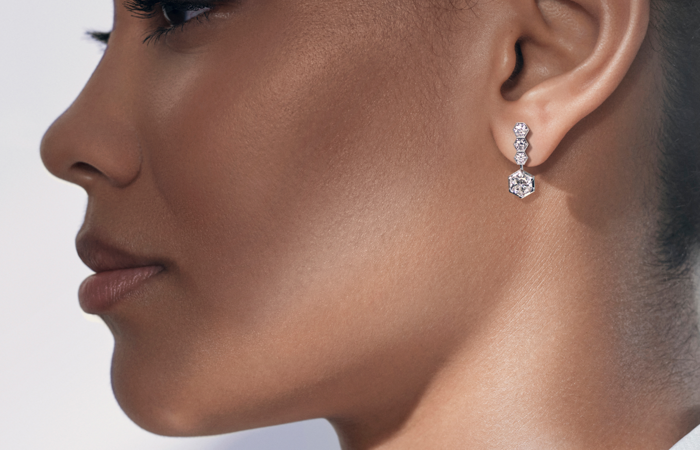  Model wearing Chaumet Bee My Love earring in white gold and Taille Impératrice diamond