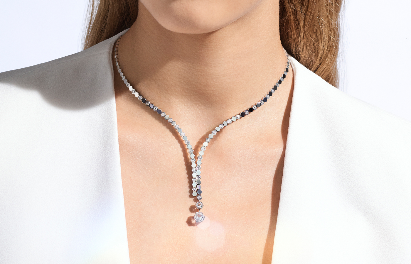 Model wearing Chaumet Bee My Love necklace in white gold and Taille Impératrice diamond