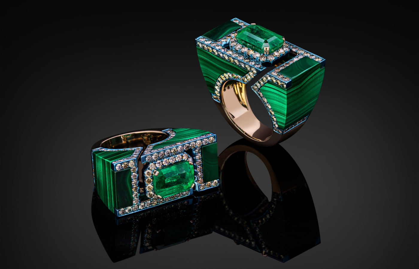  Austy Lee ‘The Green Quotation Mark’ ring from The Poetry of Art collection in 18k yellow gold with Colombian emerald, malachite and fancy colour diamonds
