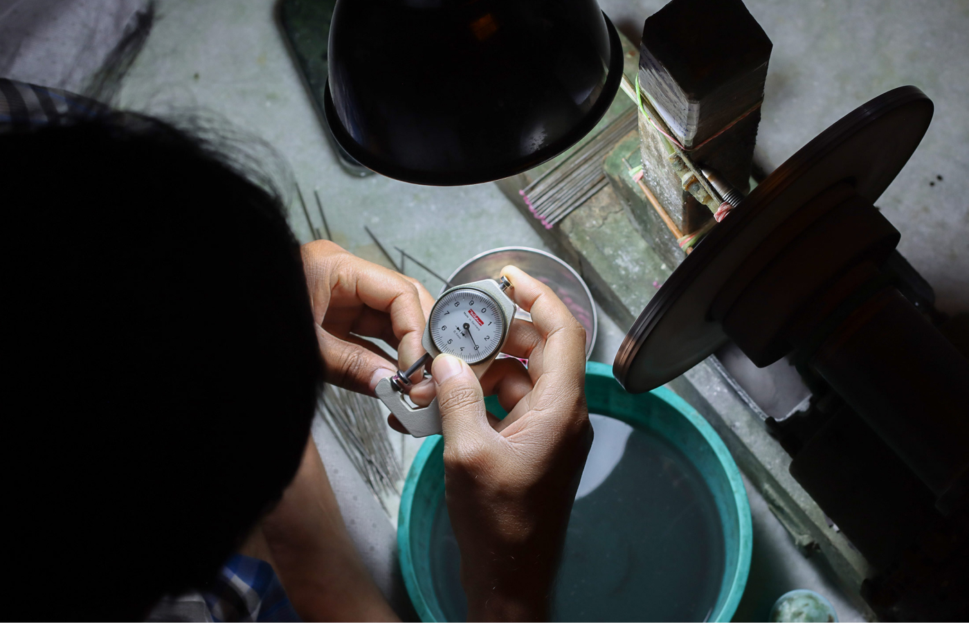 A Minehaus gem-cutting expert perfectly calibrates a stone to ensure it has the perfect proportions