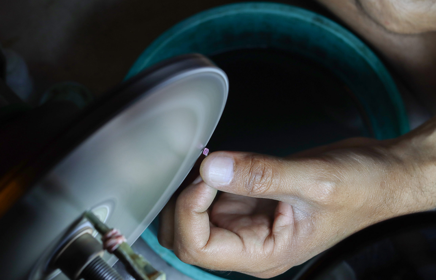 Minehaus demonstrates the process of calibrating a gemstone to ensure maximum beauty and light return