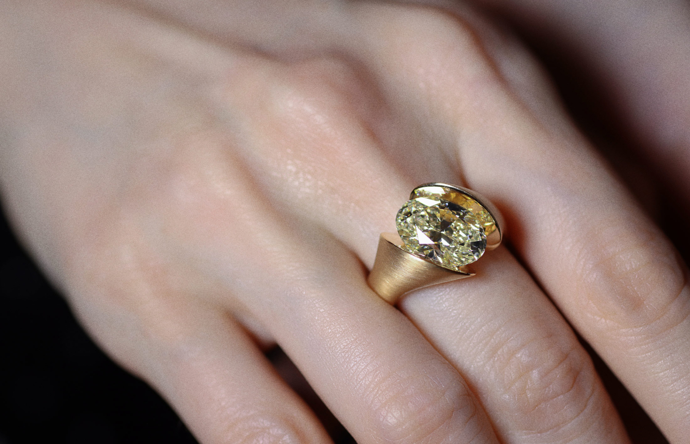  Schaffrath Calla Fantasie ring in 18k yellow gold with a 0.70 carat oval-cut yellow diamond