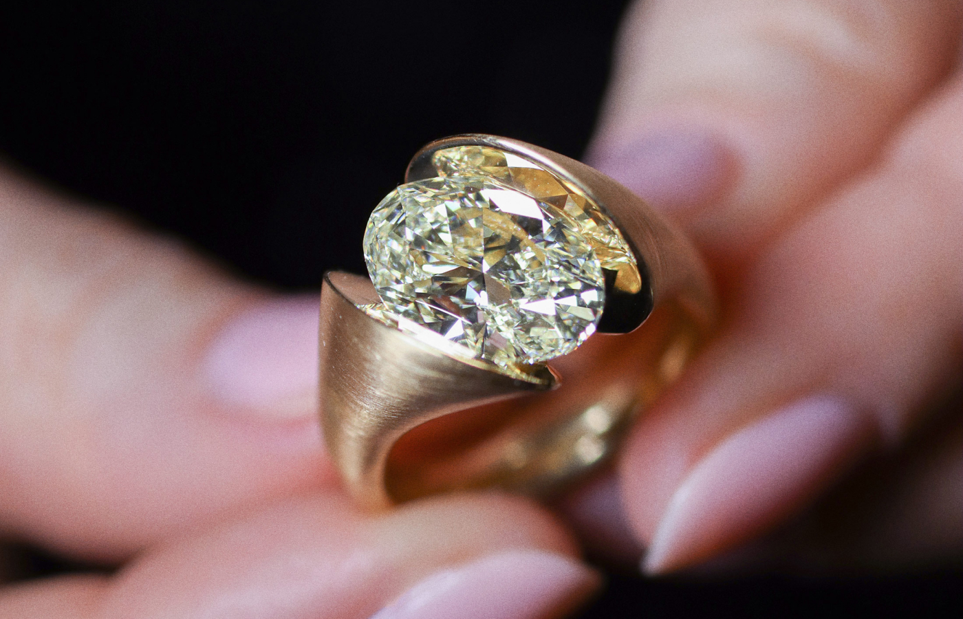 A closer look at the Schaffrath Calla Fantasie ring in 18k yellow gold with a 0.70 carat oval-cut yellow diamond