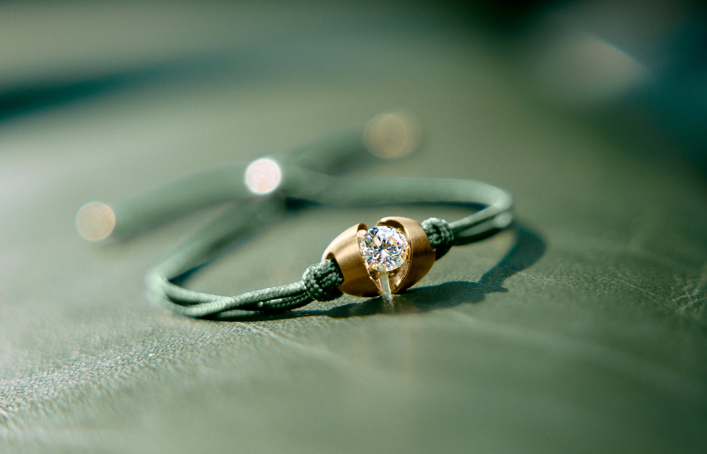  Schaffrath Colortaire bracelet with a 0.30 carat diamond in yellow gold, set on a navy strap  