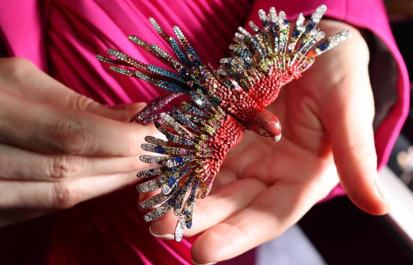  A closer look at the stone setting on the Diva Jewels Scarlet Macaw  transformable ring, brooch and bracelet from the Marvels of Nature collection with diamonds, multi-coloured gemstones, and coloured rhodium on 18k yellow gold 