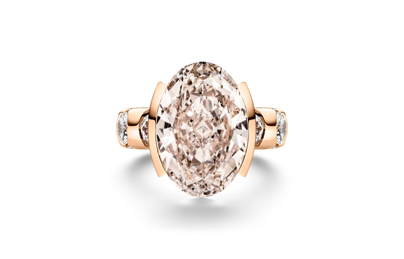  Schaffrath Paradoxal ring in 18k rose gold with an oval-shaped fancy pink diamond centre stone, surrounded by colourless round brilliant-cut diamonds 